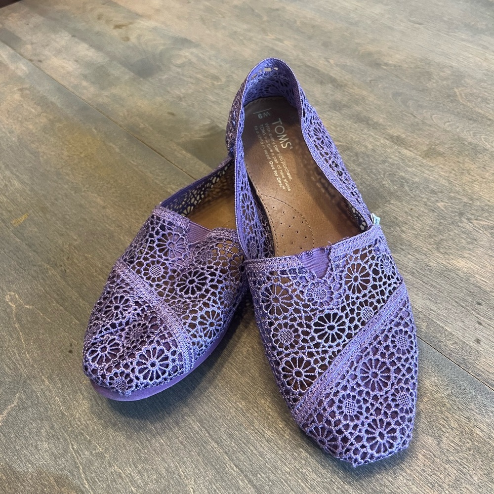 TOMS Women's Lavender Crochet Flats